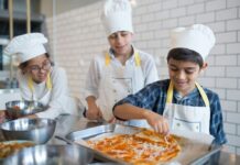 Kids making pizza